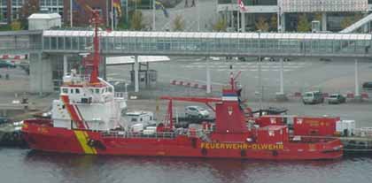 Feuerloeschboot und Oelwehr im Kieler Hafen